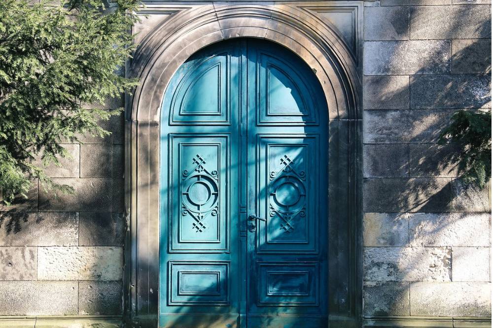Mitos Pintu Rumah Saling Berhadapan, Benarkah Bisa Bawa Sial