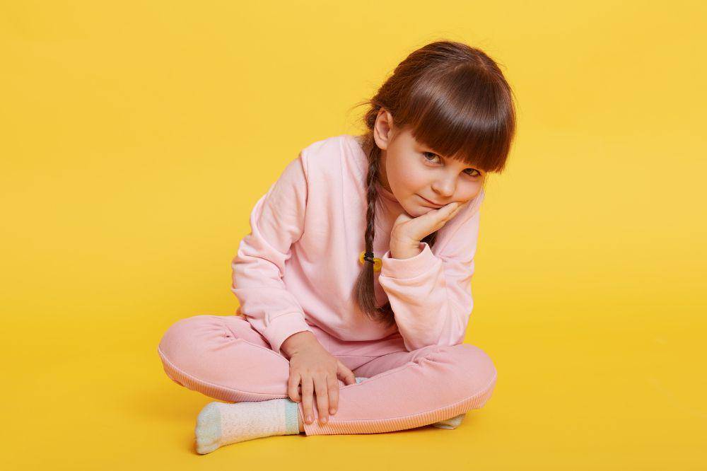 Anak perempuan sedang duduk