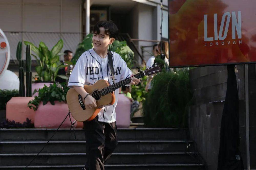 Bermain gitar untuk mengembalikan mood