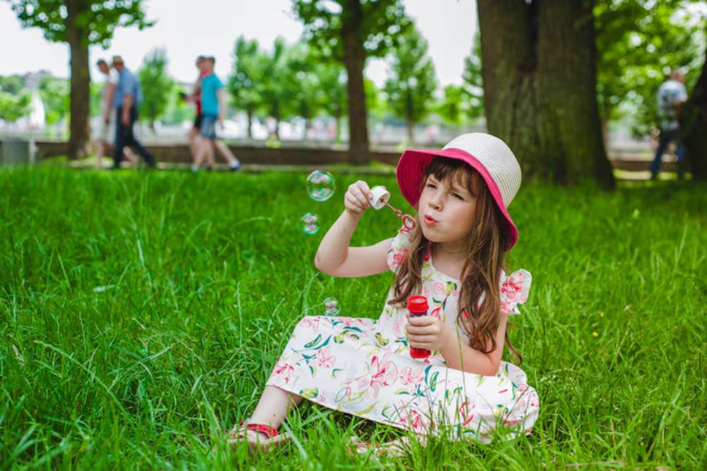 Anak bermain di taman