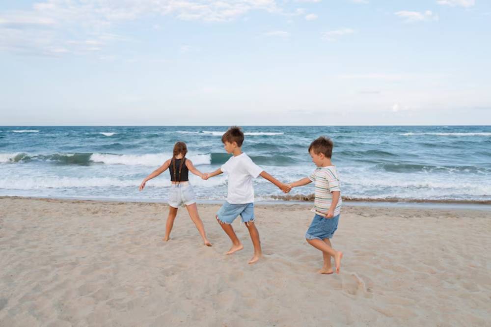 Anak bermain di pantai