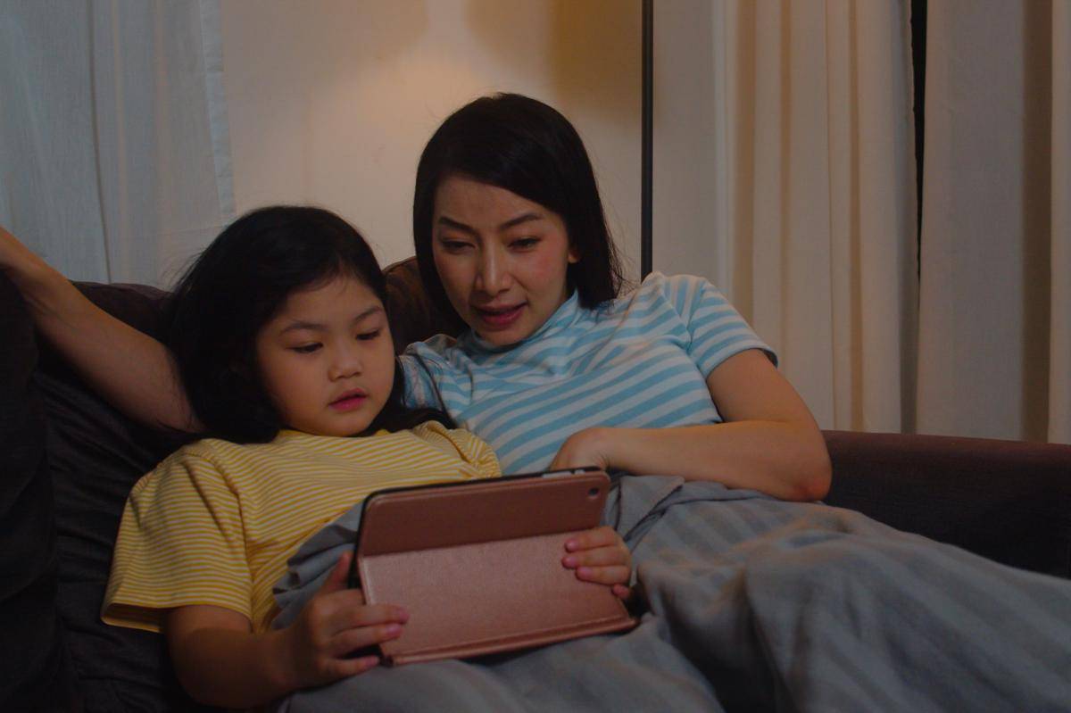 kid and mom