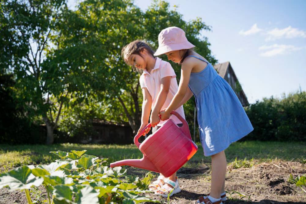 Anak sedang berkebun