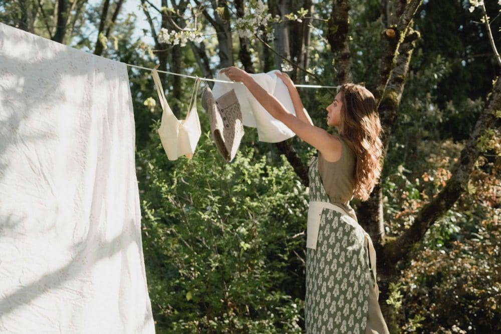 5 Life Hacks Jemur Baju Anti Bau saat Cuaca Sedang Tak Menentu