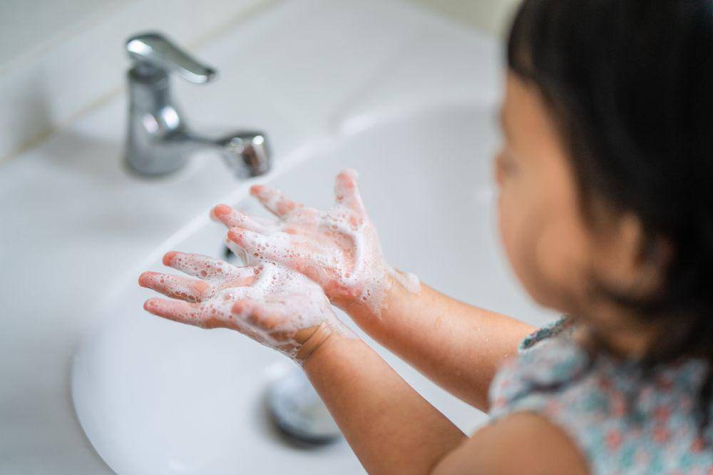 Anak kecil sedang cuci tangan