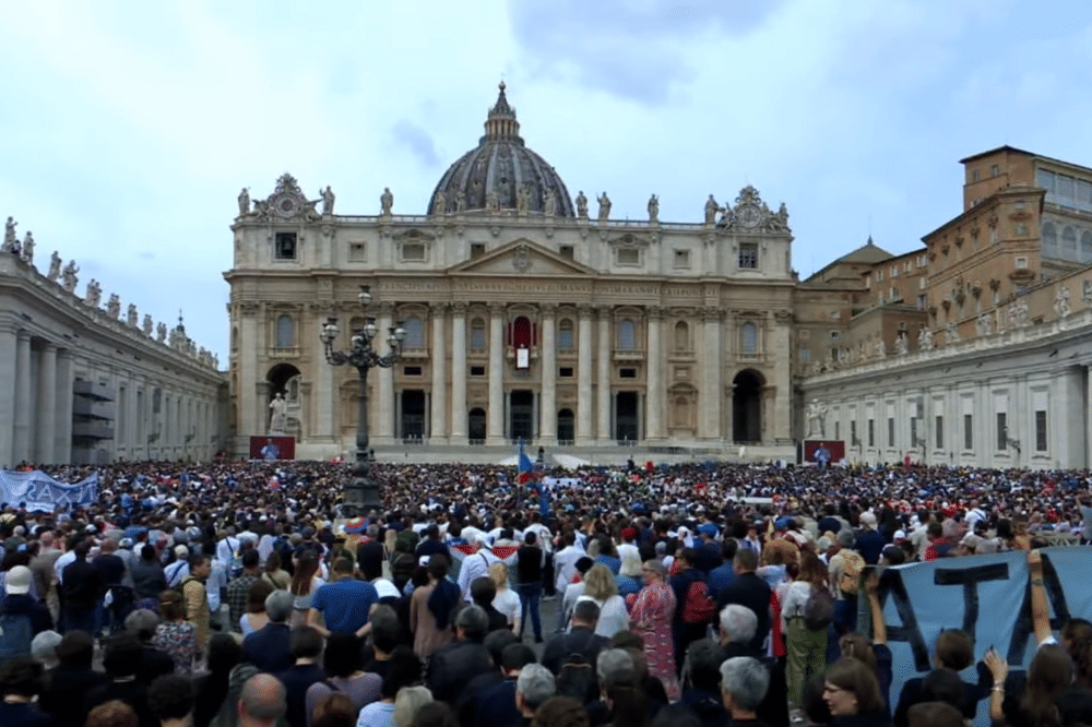 Misa pelantikan di Basilika Santo Petrus dihadiri lebih dari 150.000 orang