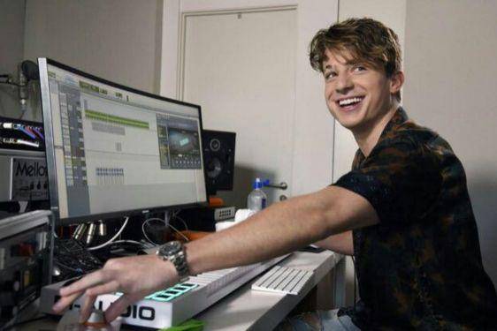 Lirik Lagu 'Marvin Gaye' Charlie Puth dan Artinya, Kehangatan Cinta