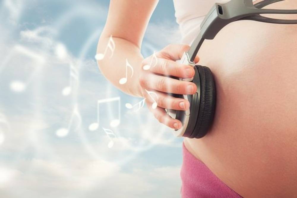 Janin mendengarkan musik .png