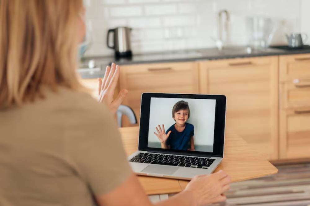Mama menelpon video bersama anaknya
