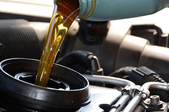 Ganti Oli Motor Berdasarkan Waktu atau Jarak Tempuh?