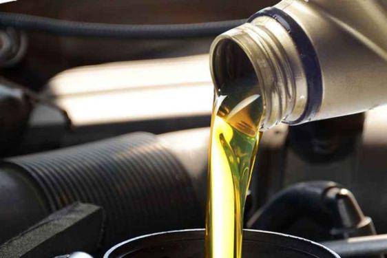 Ganti Oli Motor Berdasarkan Waktu atau Jarak Tempuh?