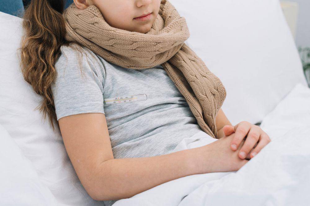 Anak perempuan sedang sakit