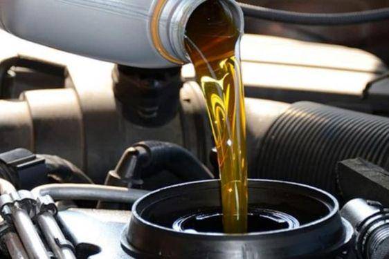 Ganti Oli Motor Berdasarkan Waktu atau Jarak Tempuh?