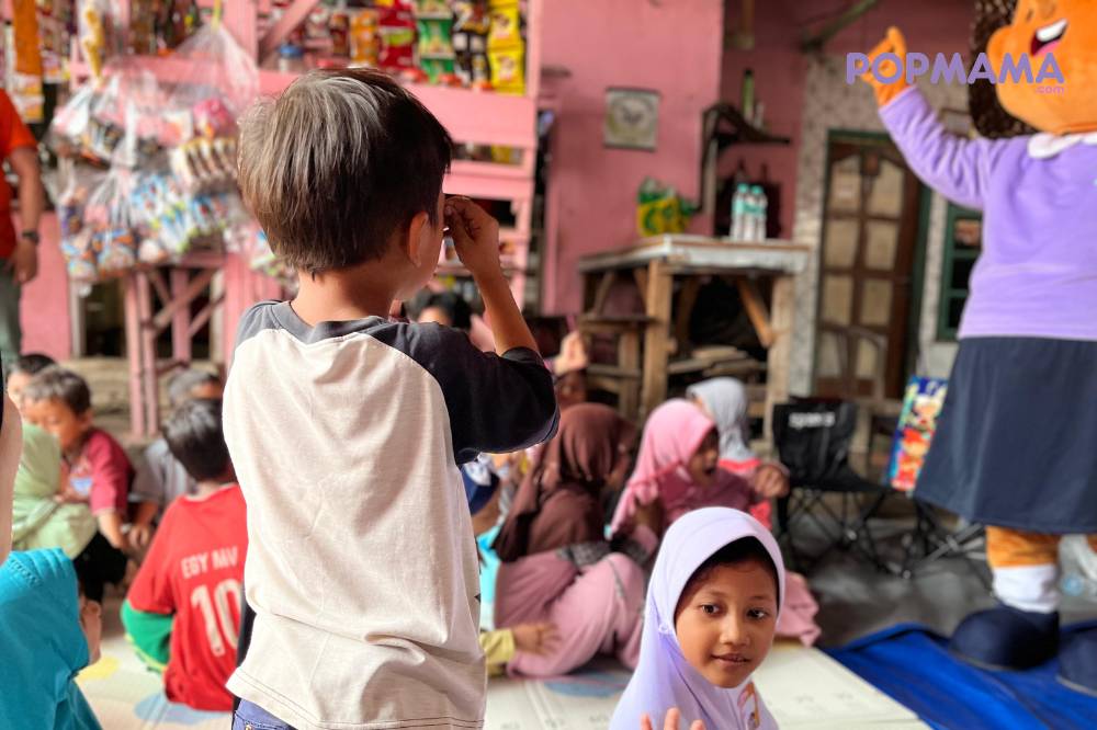 Anak sedang seru memperhatikan acara