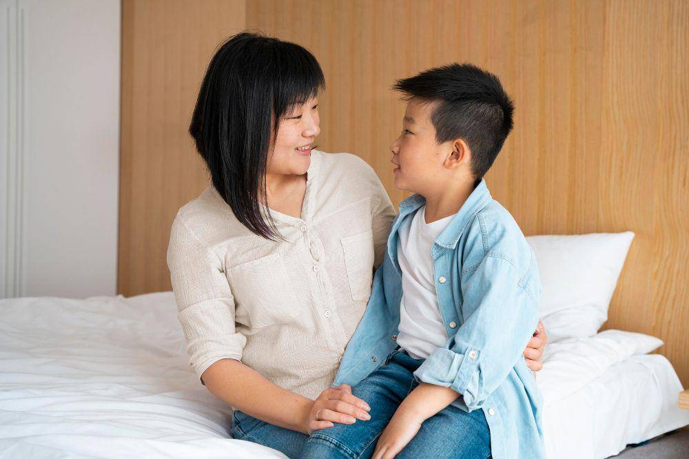 Ibu dank anak bercengkrama