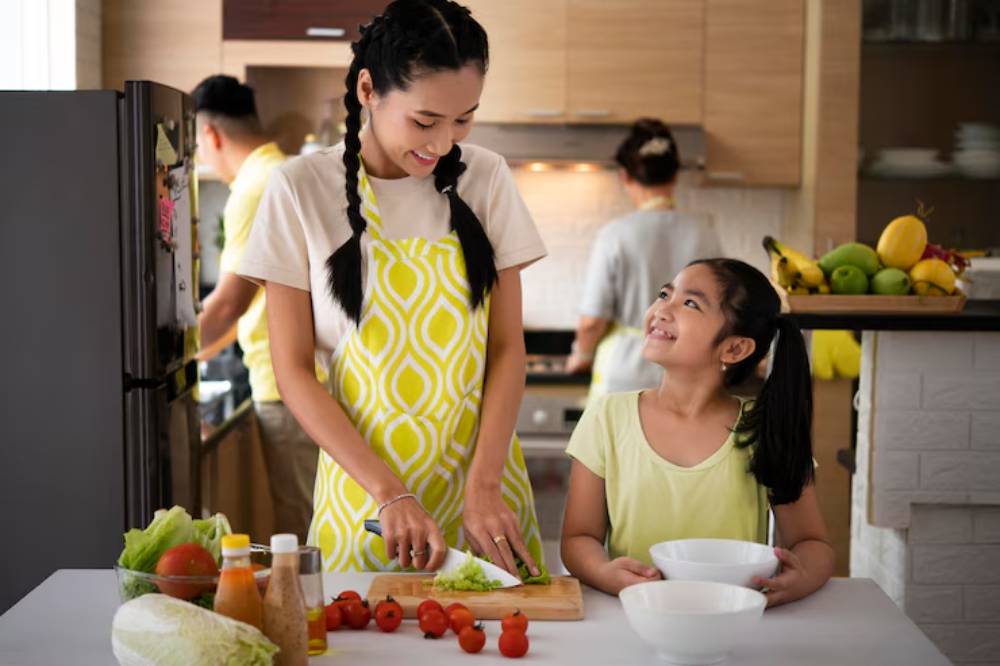 Ibu memasak bersama anak