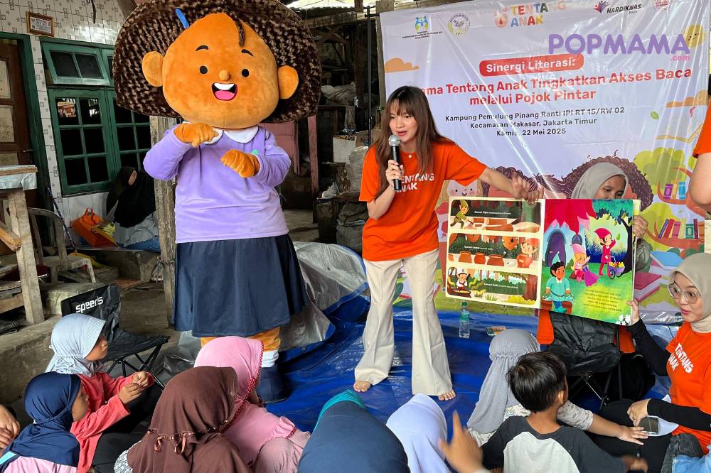 Sabrina Anggraini sedang mendongeng