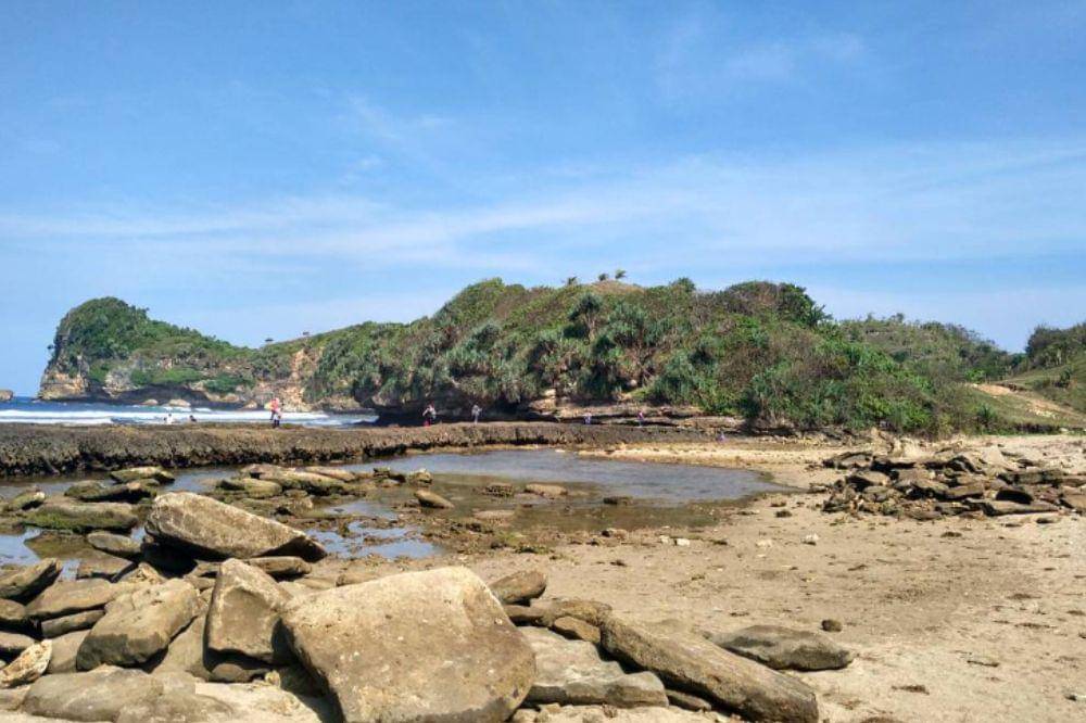 13-15 Pantai Malang Terdekat yang Menyuguhkan Pemandangan Memukau.jpg