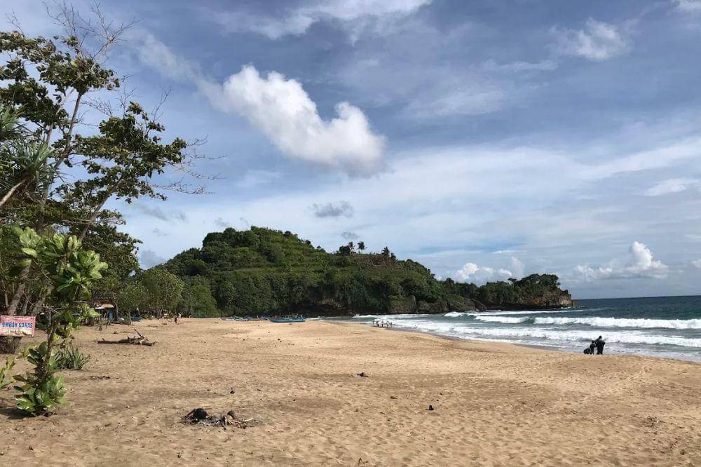 11-15 Pantai Malang Terdekat yang Menyuguhkan Pemandangan Memukau.jpg