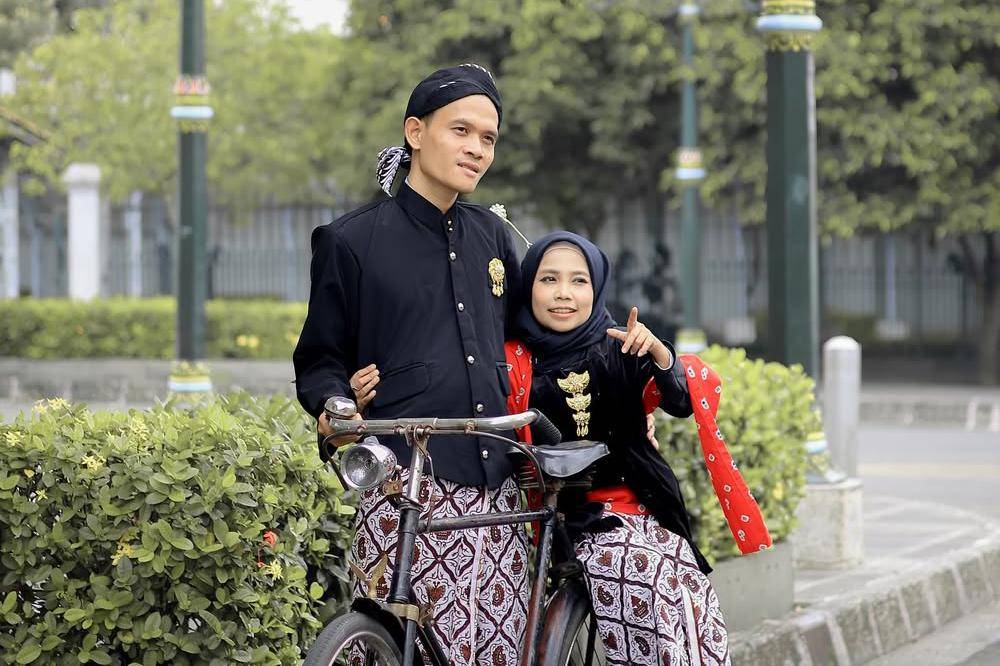 6 Fakta Suami Lolly Unyu, Kenal Sejak SMP