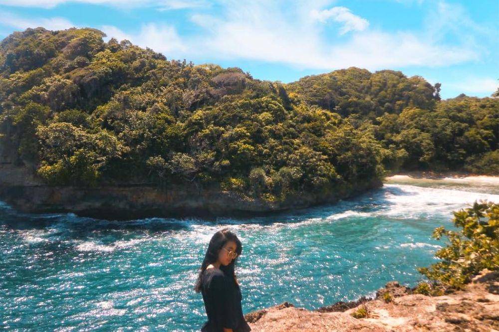 9-15 Pantai Malang Terdekat yang Menyuguhkan Pemandangan Memukau.jpg