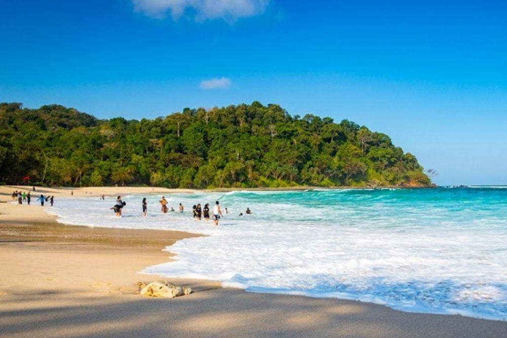 15-15 Pantai Malang Terdekat yang Menyuguhkan Pemandangan Memukau.jpg