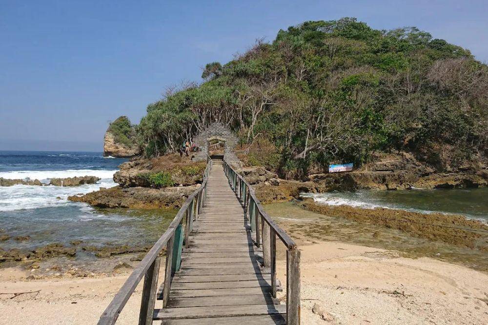 12-15 Pantai Malang Terdekat yang Menyuguhkan Pemandangan Memukau.jpg