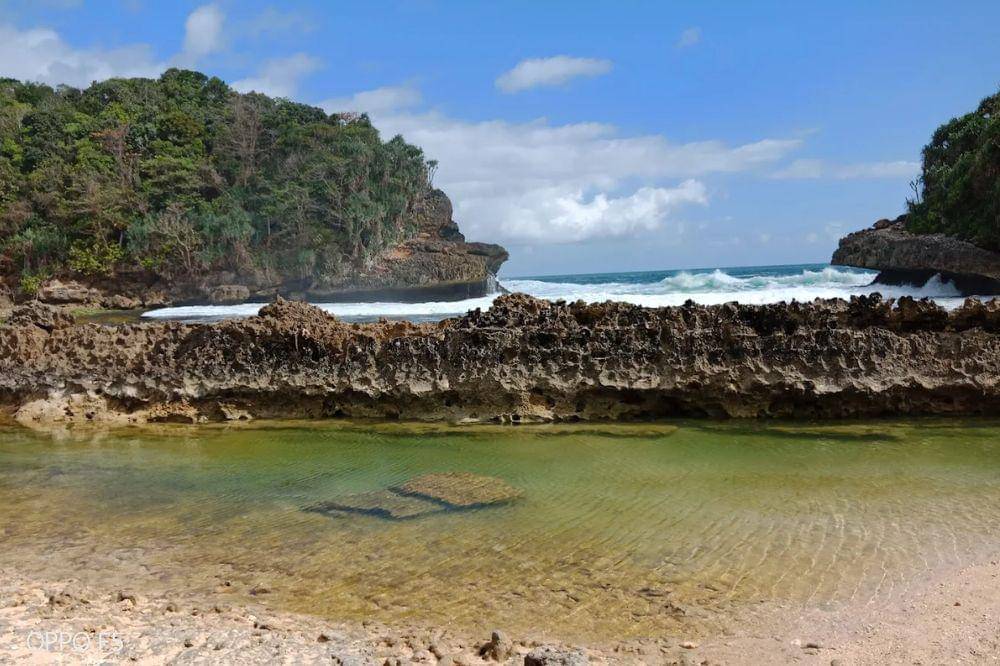 2-15 Pantai Malang Terdekat yang Menyuguhkan Pemandangan Memukau.jpg