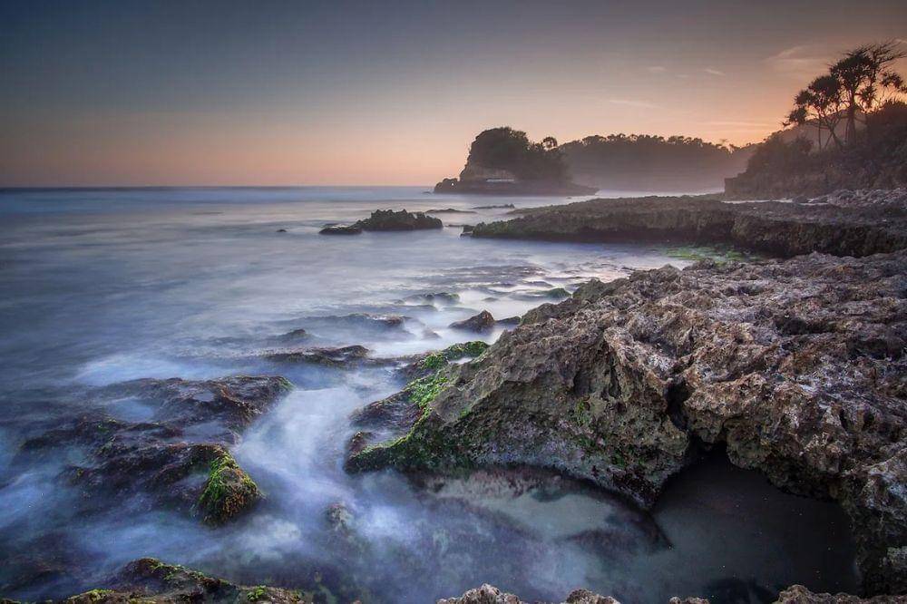 5-15 Pantai Malang Terdekat yang Menyuguhkan Pemandangan Memukau.jpg