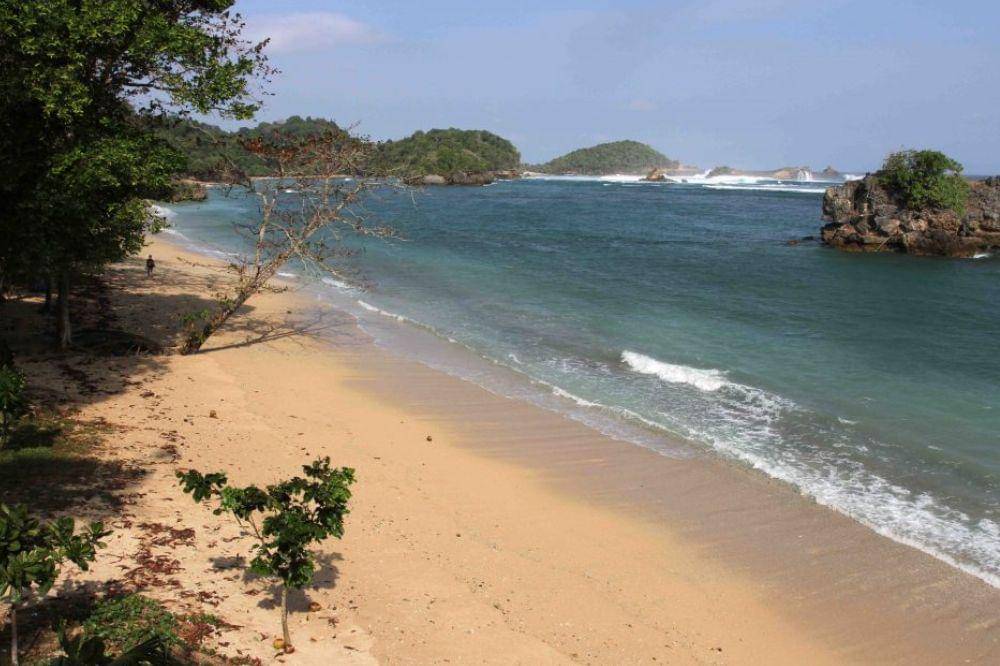 7-15 Pantai Malang Terdekat yang Menyuguhkan Pemandangan Memukau.jpg