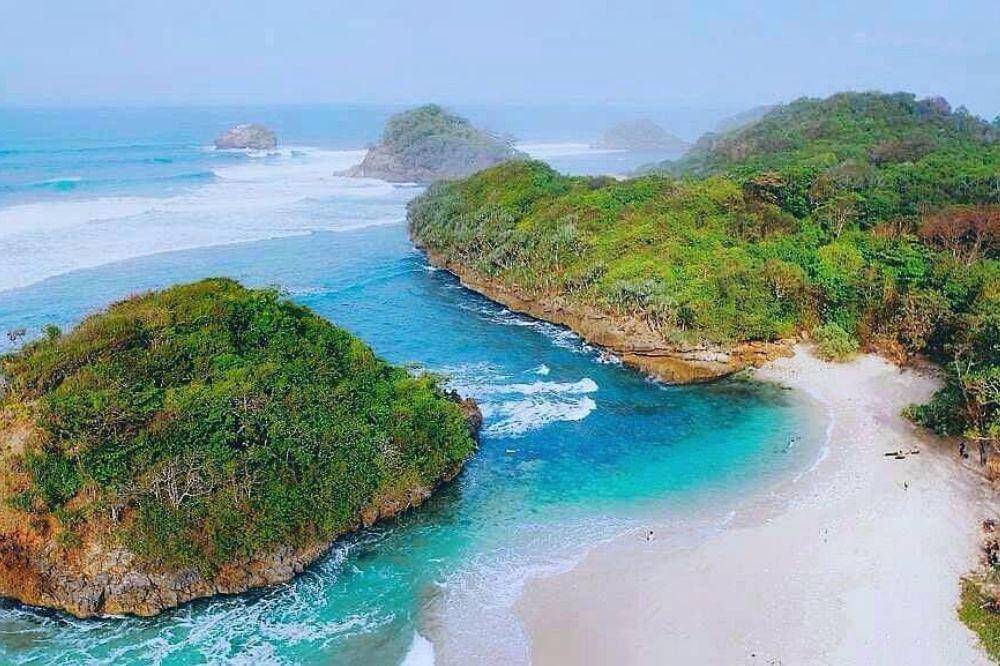 6-15 Pantai Malang Terdekat yang Menyuguhkan Pemandangan Memukau.jpg