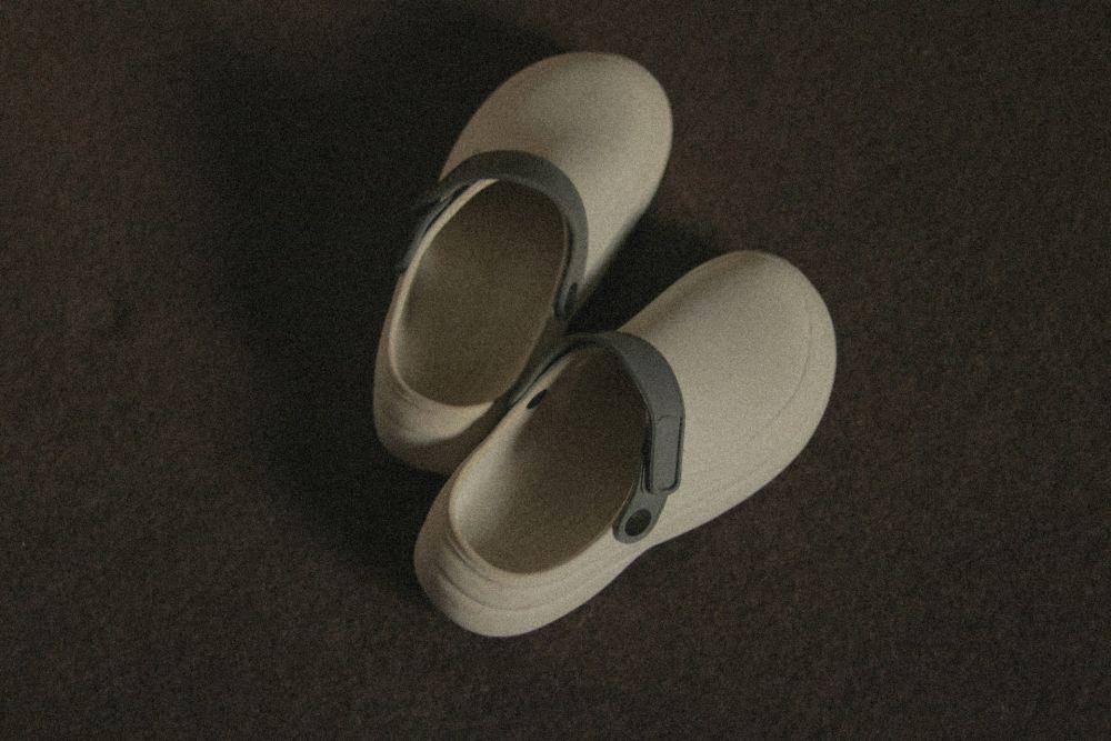 ilustrasi sandal (unsplash.com/@ali_alipli)
