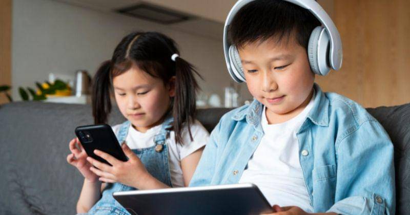 kids with devices playing together