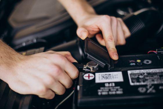 9 Penyebab Aki Mobil Tekor Padahal Masih Baru, Wajib Kamu Waspadai!