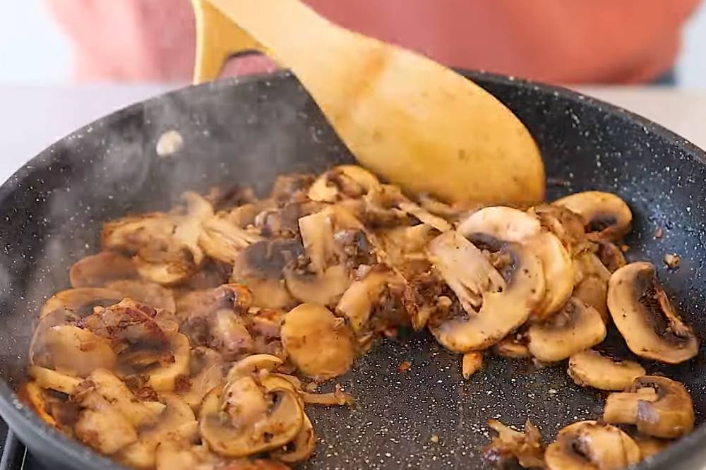 Tumis jamur dan bumbu