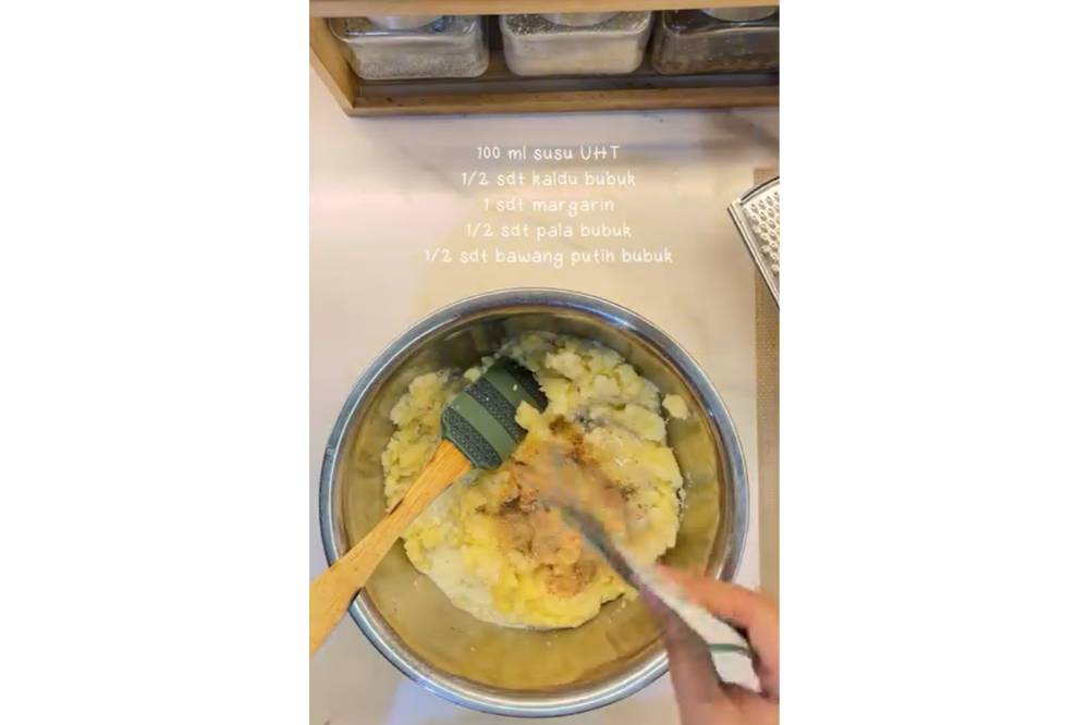 Tambahkan susu dan bumbu ke kentang