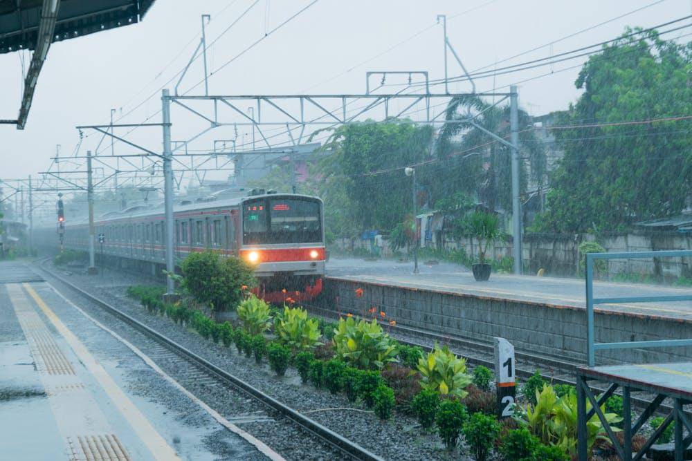 KRl hujan di jakarta