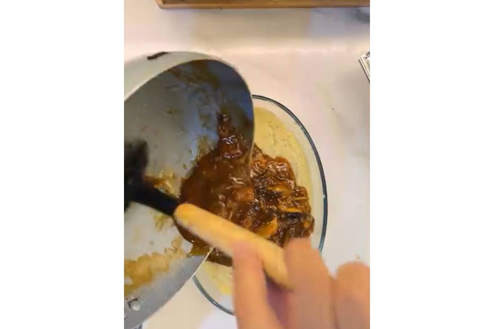 Letakkan saus ke atas kentang tumbuk