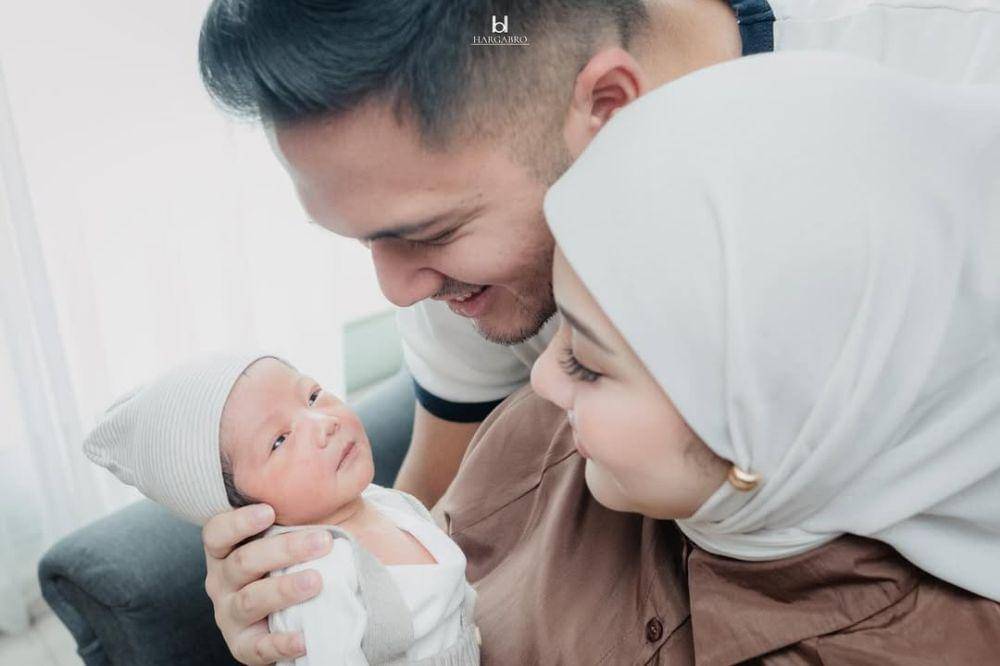 kesha bersama baby danish dan suami.jpg