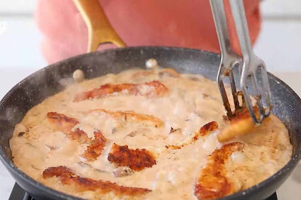 Letakkan ayam ke dalam saus yang mendidih