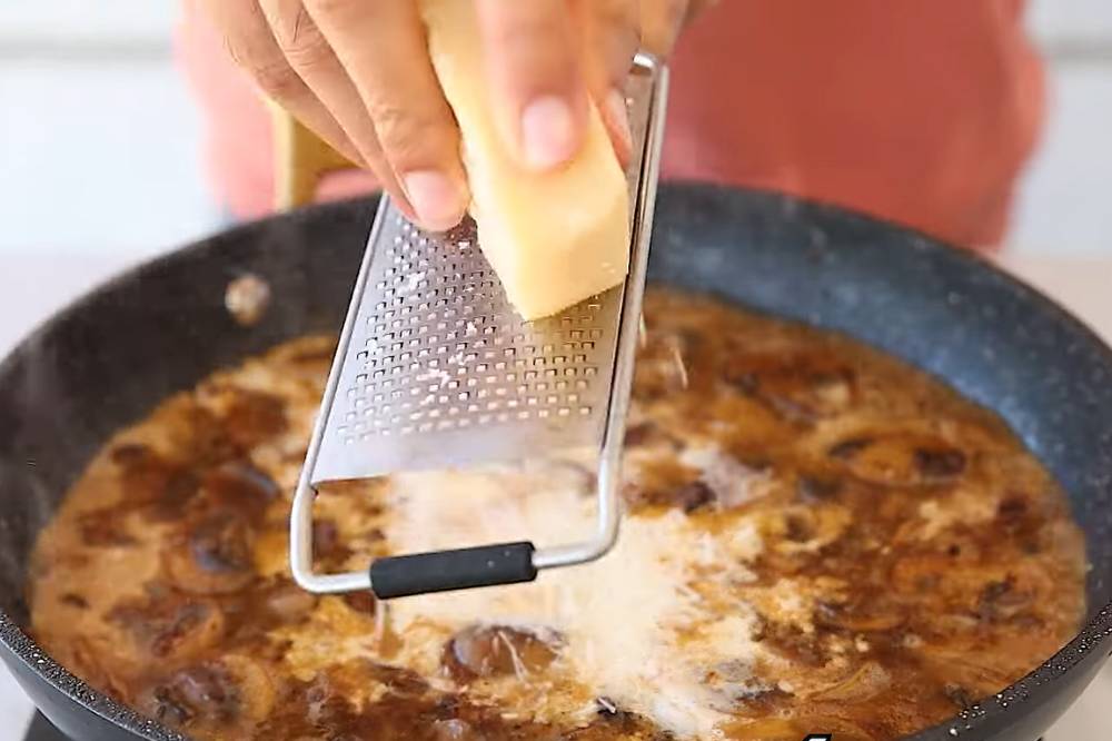 Tambahkan keju parmesan