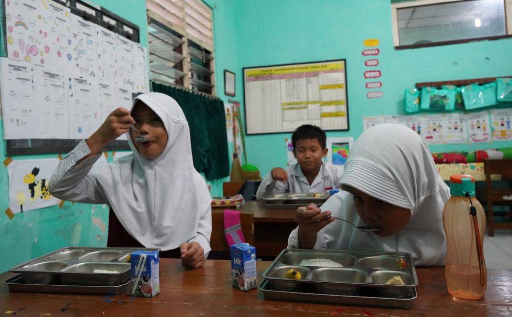 Makan Bergizi Gratis (MBG) di SDN Serangan. (IDN Times/Herlambang Jati Kusumo)