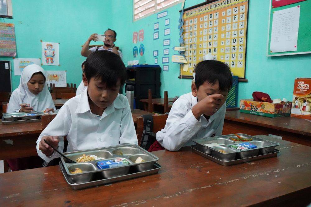 Makan Bergizi Gratis (MBG) di SDN Serangan. (IDN Times/Herlambang Jati Kusumo)