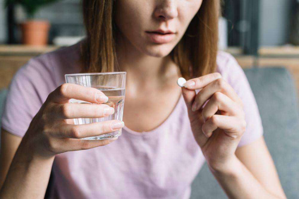 perempuan minum obat.jpg