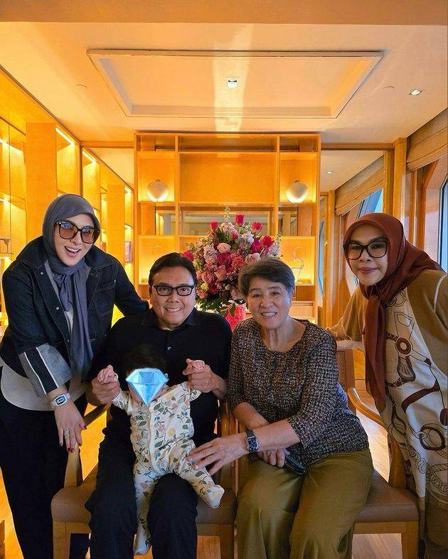 foto anak syahrini dan reino barack bersama kakek dan neneknya (2).jpg