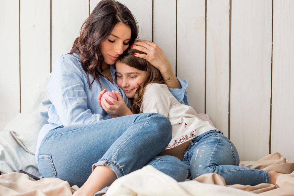 Ibu memeluk anak perempuan