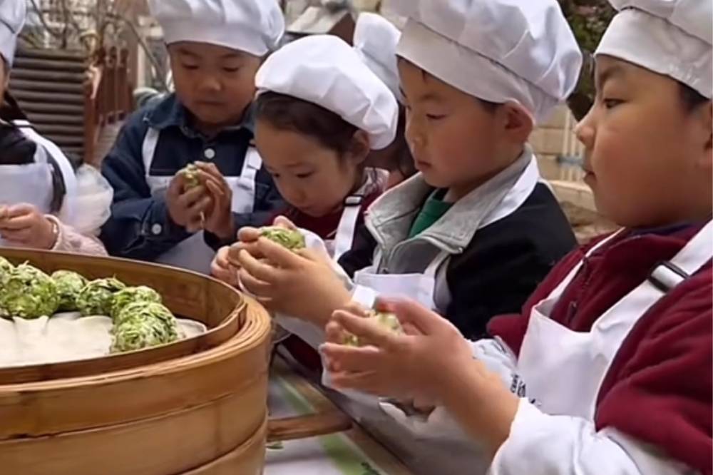 Anak-anak di China membentuk kubis