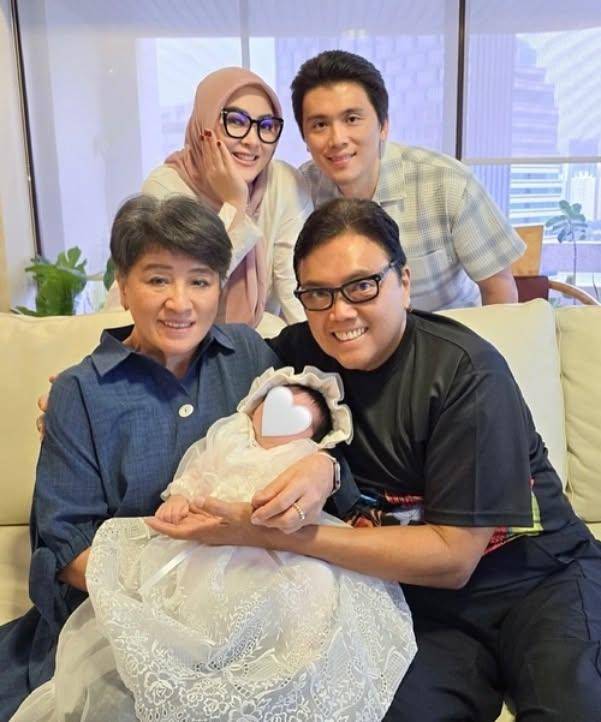foto anak syahrini dan reino barack bersama kakek dan neneknya (1) (1).jpg