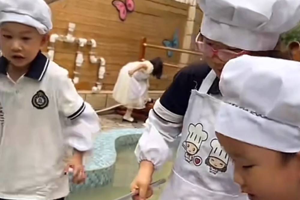 Anak-anak di China belajar bekerja sama