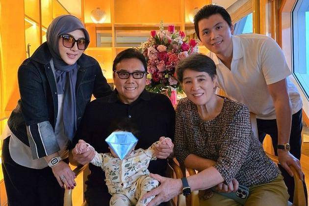 foto anak syahrini dan reino barack bersama kakek dan neneknya.jpg